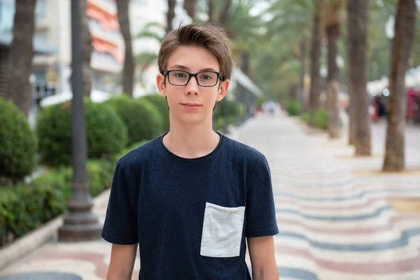 Niño Guapo Solo Paseo Marítimo Alicante Hermoso Adolescente Tranquilo Sonriente — Foto de Stock