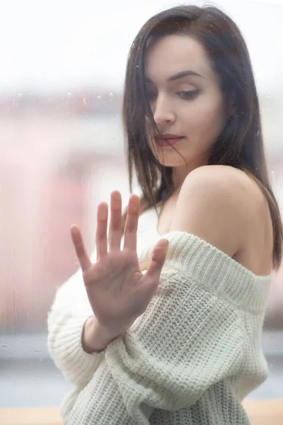 Jeune Belle Femme Aux Longs Cheveux Foncés Vêtus Pull Blanc — Photo