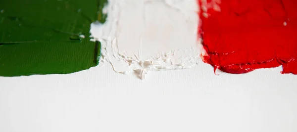イタリアの国旗を描いた イタリアの三色 アブストラクト鮮やかな緑の白の赤の背景 キャンバス上の油 国家の象徴性の創造的なデザイン要素 完璧なテクスチャ ソフトフォーカス — ストック写真