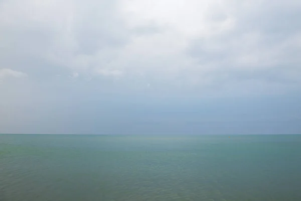 Mar Antes Chuva Fundo Natureza Bonita Aquamarine Cores Água Céu — Fotografia de Stock