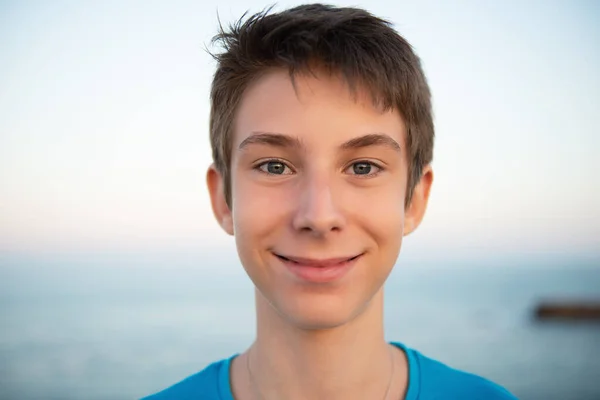 Knappe Jonge Gelukkige Jongen Het Strand Mooie Kalme Lachende Tienerjongen — Stockfoto