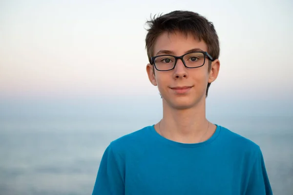 Knappe Jonge Gelukkige Jongen Het Strand Mooie Kalme Lachende Tienerjongen — Stockfoto