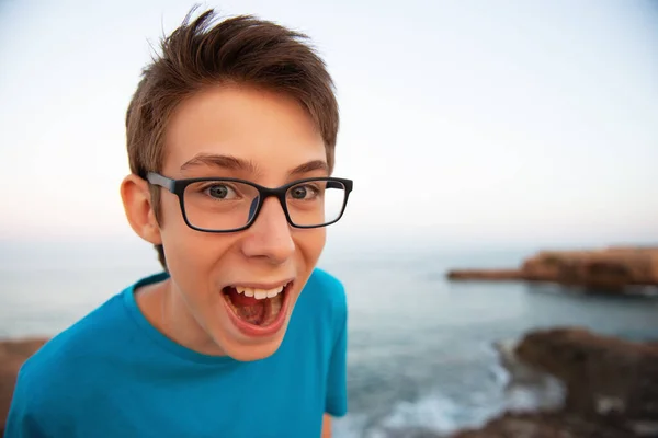 Забавный Молодой Счастливый Мальчик Делает Лица Открытым Ртом Пляже Вечернее — стоковое фото