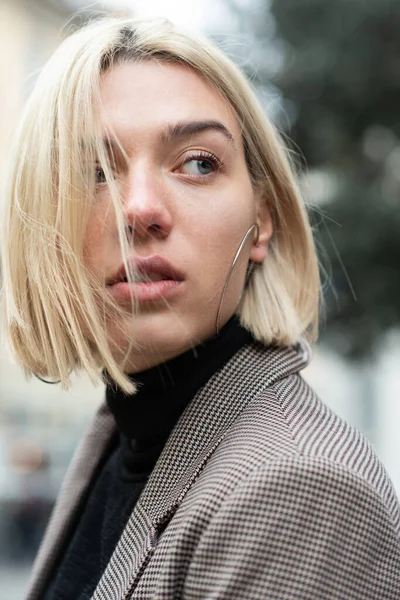 Buitenportret Van Een Vrouw Modemodel Jonge Vrouw Poseren Milaan Straten — Stockfoto