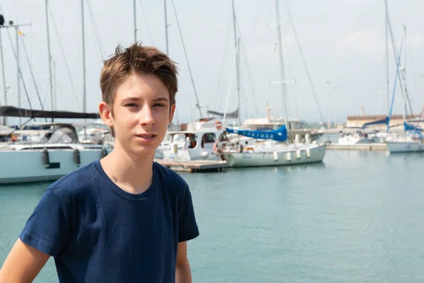 Portrét Dospívajícího Chlapce Nad Akvamarínovou Vodou Plachetnicemi Přístavu Syrakusy Sicílii — Stock fotografie
