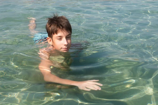 Vidám Jóképű Tinédzser Fiú Úszik Türkiz Kék Tengervízben Víz Felszíne — Stock Fotó