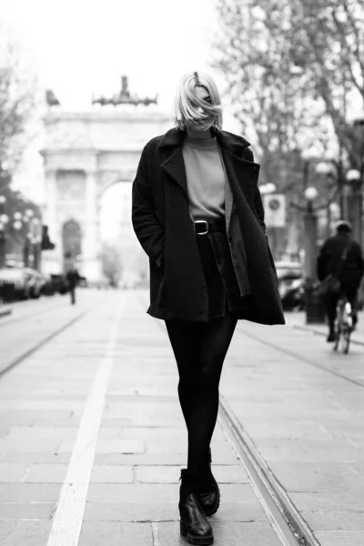Outdoor Stedelijk Vrouwelijk Portret Zwart Wit Modemodel Jonge Vrouw Poseert — Stockfoto