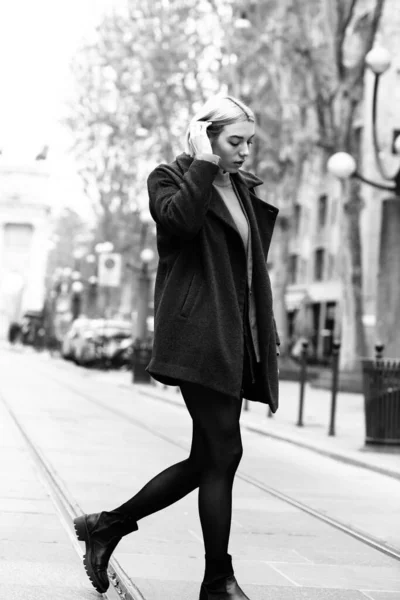 Outdoor Stedelijk Vrouwelijk Portret Zwart Wit Modemodel Jonge Vrouw Poseert — Stockfoto