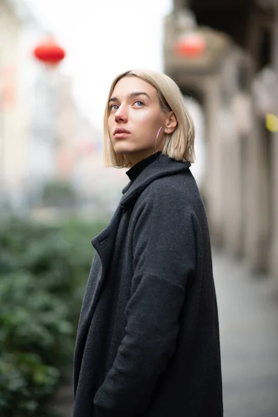 Buitenportret Van Een Vrouw Modemodel Jonge Vrouw Poseren Milaan Straten — Stockfoto
