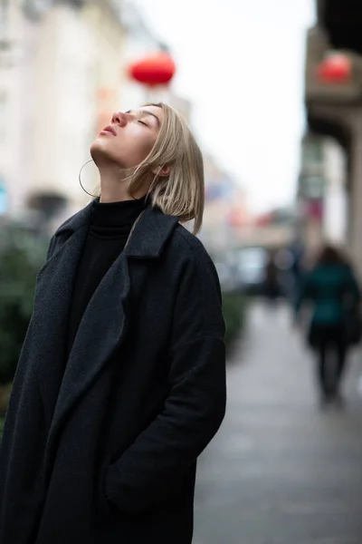 Buitenportret Van Een Vrouw Modemodel Jonge Vrouw Poseren Milaan Straten — Stockfoto