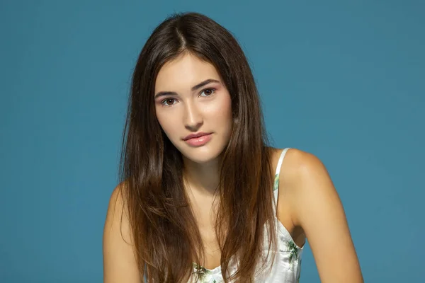 Menina Adolescente Alegre Bonita Olhando Para Câmera Sobre Fundo Azul — Fotografia de Stock