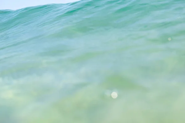 Azul Mar Calmo Com Ondas Raios Luz Solar Brilhando Através — Fotografia de Stock