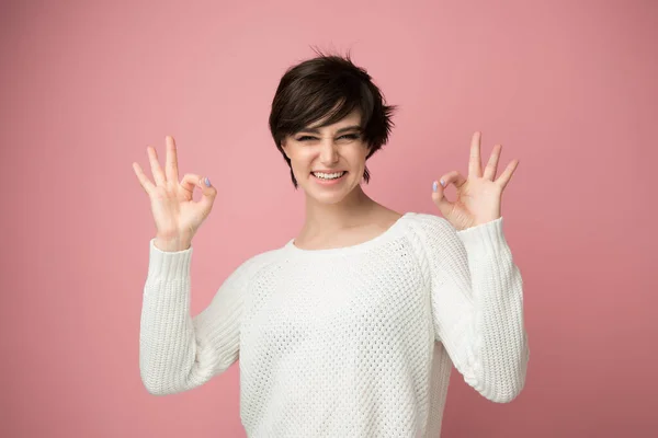 Retrato Femenino Con Expresiones Positivas Gesto Aceptable Hermosa Mujer Joven — Foto de Stock