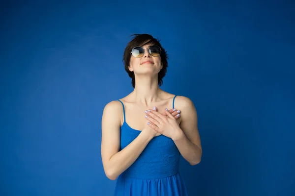Ung Vacker Kvinna Ler Med Händerna Bröstet Och Tacksam Gest — Stockfoto
