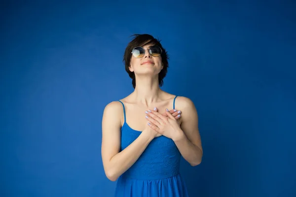 Joven Mujer Bonita Sonriendo Con Las Manos Pecho Gesto Agradecido — Foto de Stock