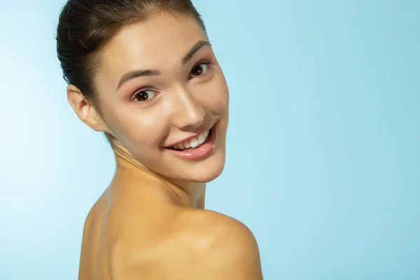 Mooie Vrolijke Jonge Vrouw Schoonheid Vrouwelijk Gezicht Gelukkig Glimlachen Kijken — Stockfoto