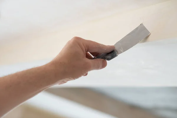 Lavoratore Putsty Soffitto Cartongesso Nel Nuovo Edificio Riparatore Lavora Con — Foto Stock