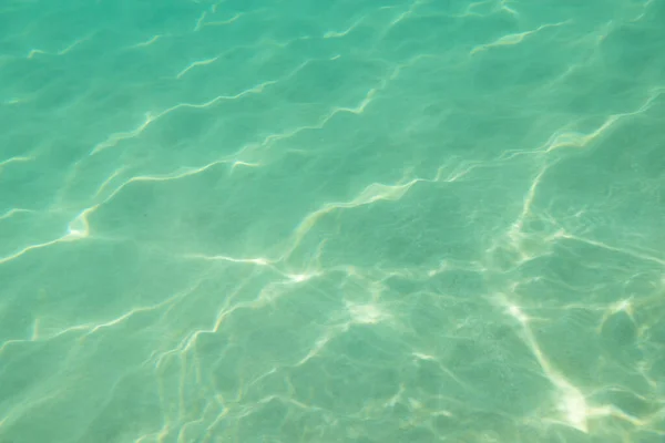 Suyun Altında Denizin Dibinde Güneş Parıldıyor Suyun Altındaki Dalgalar Işıldayan — Stok fotoğraf