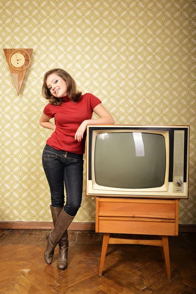 Joven Mujer Extática Sonriente Mirando Cámara Habitación Con Papel Pintado — Foto de Stock