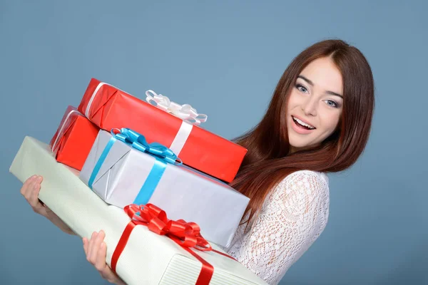 Menina Atraente Alegre Com Caixas Presente Estúdio Sobre Fundo Azul — Fotografia de Stock