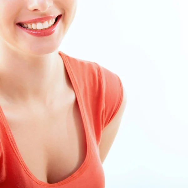 笑着的女人 有着巨大的牙齿的女人的嘴覆盖着白色的背景 健康美丽的微笑 牙齿健康 假肢和护理 — 图库照片