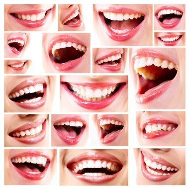 Gülümsüyor. Harika dişleri olan gülen kadın ağzı kolajı. Güzel, geniş kadın gülüşleri. Sağlıklı beyaz dişleri var. Beyazlar üzerinde izole edilmiş. Diş sağlığı, beyazlatma, protez ve bakım tasarım elementi.