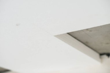 Evi izole etmek için beton tavana poliköpük yapıştırılmış. Köpük, yelken montajı. Tavan yalıtımı. Isınıyor. Evde tamirat var. DIY onarımı