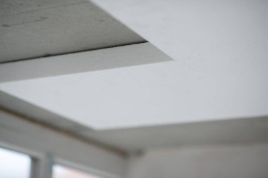Evi izole etmek için beton tavana poliköpük yapıştırılmış. Köpük, yelken montajı. Tavan yalıtımı. Isınıyor. Evde tamirat var. DIY onarımı