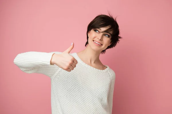 Frauenporträt Mit Positivem Gesichtsausdruck Und Erhobenem Daumen Der Nach Links — Stockfoto