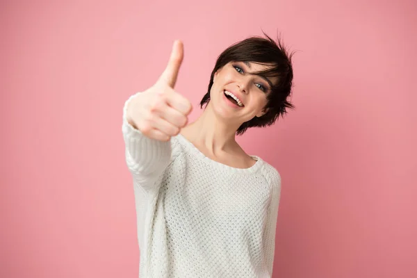 Retrato Feminino Com Expressões Positivas Polegar Para Cima Olhando Para — Fotografia de Stock