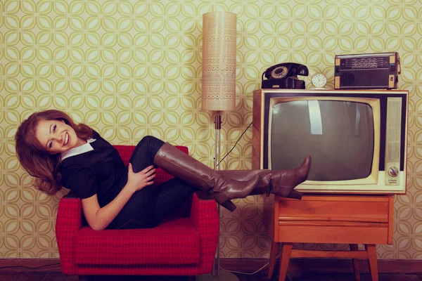 Retrato Joven Mujer Extática Sonriente Encuentra Una Silla Mirando Cámara — Foto de Stock