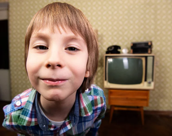 Retrato Arte Vintage Liitle Boy Mirando Cámara Habitación Con Interior —  Fotos de Stock