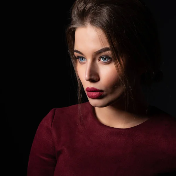 Jovem Encantadora Com Olhos Azuis Cabelos Longos Claros Posando Estúdio — Fotografia de Stock