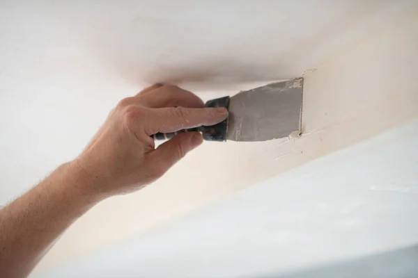 Worker Putsty Plasterboard Ceiling New Building Repairman Works Plasterboard Plastering — Stock Photo, Image