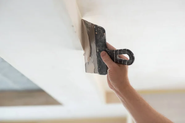 Lavoratore Putsty Soffitto Cartongesso Nel Nuovo Edificio Riparatore Lavora Con — Foto Stock