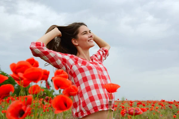 Joven Hermosa Mujer Caminando Campo Amapola Chica Feliz Divierte Disfruta —  Fotos de Stock