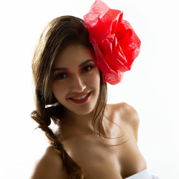 Vintage Ritratto Moda Ragazza Glamour Con Fiore Rosso Tra Capelli — Foto Stock