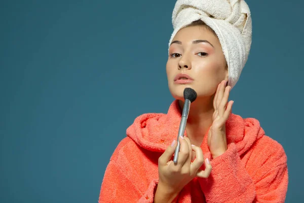 Young Woman Putting Rouge Morning Blue Background Beauy Skin Care — Stock Photo, Image