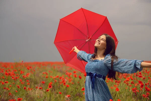 Haşhaş Tarlasında Elinde Kırmızı Şemsiyeyle Mavi Elbiseler Giyen Genç Güzel — Stok fotoğraf