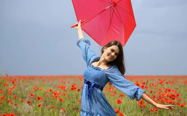 Joven Hermosa Mujer Con Dragas Azules Verano Sosteniendo Paraguas Rojo — Foto de Stock