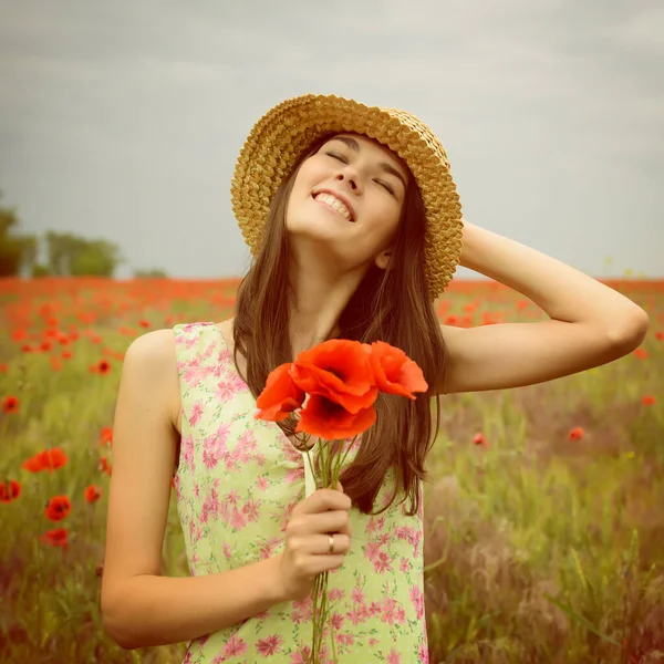 Giovane Bella Donna Che Cammina Campo Papavero Ragazza Felice Godendo — Foto Stock