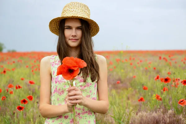 Haşhaş Tarlasında Yürüyen Genç Güzel Bir Kadın Mutlu Kız Çiçek — Stok fotoğraf