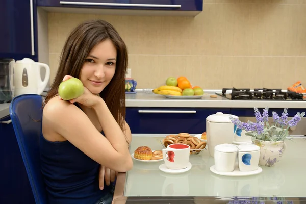 Slim Young Attractive Woman Has Breakfast Kitchen Happy Casual Indoor — Stock Photo, Image