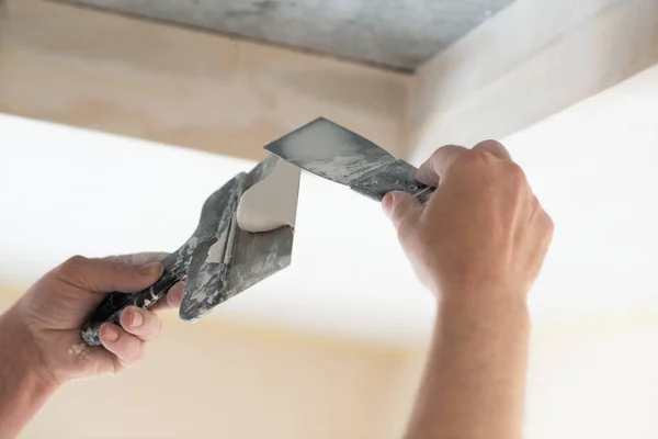 Worker Putsty Plasterboard Ceiling New Appartment Repairman Works Plasterboard Plastering — Stock Photo, Image