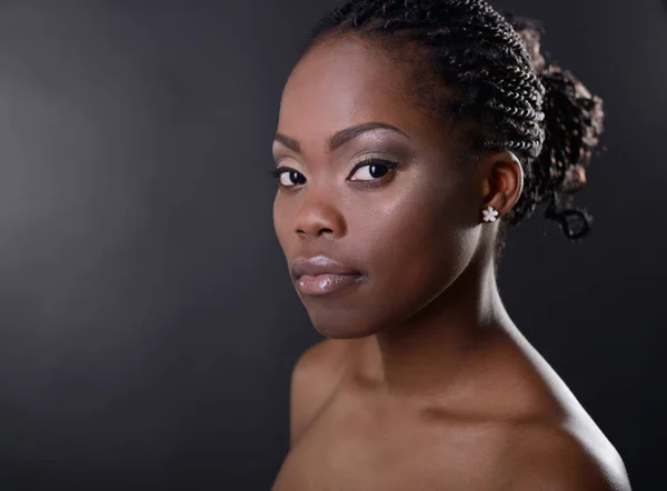 漂亮的年轻非洲裔美国女人看着相机 背景是黑色的 秀丽的人物肖像 秀发完美 皮肤洁白 画室拍摄 — 图库照片