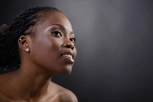 Hermosa Joven Afroamericana Sonriendo Cámara Sobre Fondo Negro Retrato Belleza — Foto de Stock