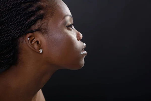 Hermosa Joven Afroamericana Mujer Mirando Cámara Sobre Fondo Negro Retrato —  Fotos de Stock