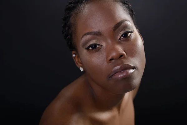 Schöne Junge Afrikanisch Amerikanische Frau Blickt Die Kamera Vor Dunklem — Stockfoto
