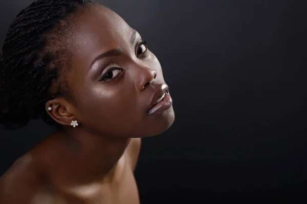 Linda Jovem Afro Americana Olhando Para Câmera Sobre Fundo Preto — Fotografia de Stock