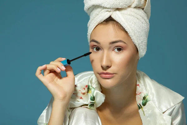 Junge Attraktive Frau Mit Sauberer Haut Wimperntusche Blauer Hintergrund Lustige — Stockfoto